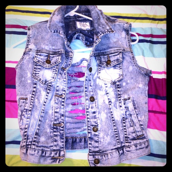 Denim Distressed Vest.❤️