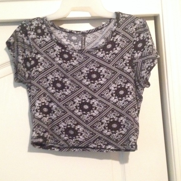 Black & white patterned crop top