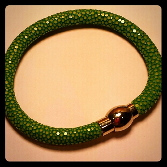 SOLD - Stingray bracelet GREEN w/ magnetic closure