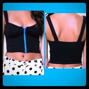 💙✨Black crop top with a blue zipper ✨💙