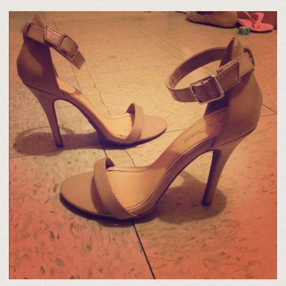 Nude pumps