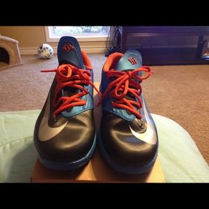 Kevin Durants Nikes youth size 7