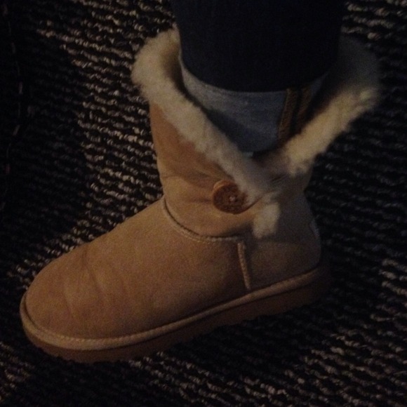 Women's Uggs sz7 Bailey button style gently used