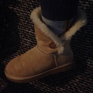 Women's Uggs sz7 Bailey button style gently used