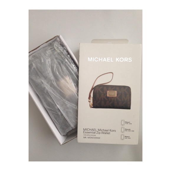 REDUCED MICHAEL Michael Kors Essential Zip Wallet