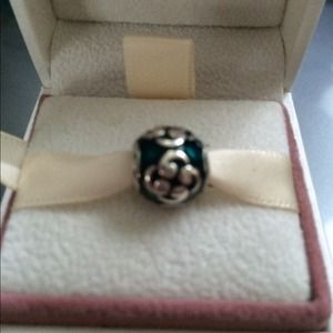 Pandora turquiose zen charm