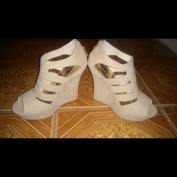 Selling this amazing high top heels