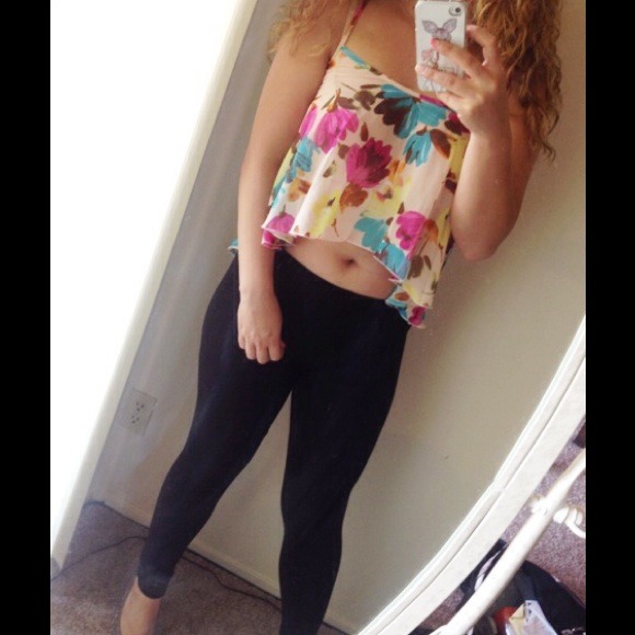 🔴SOLD🔴Floral Peach Floral Print Crop - Picture 2 of 4