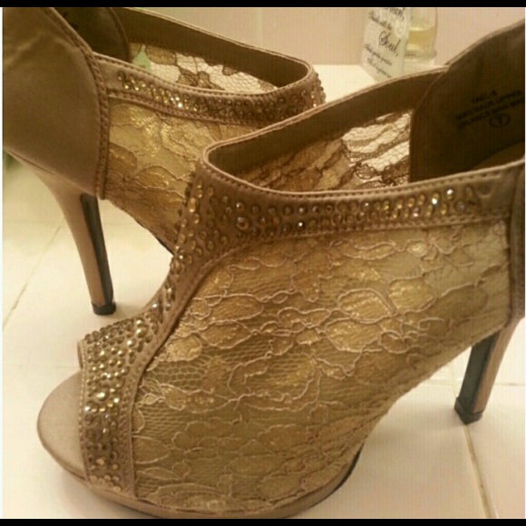 CLEARANCE! sweet lacey heels