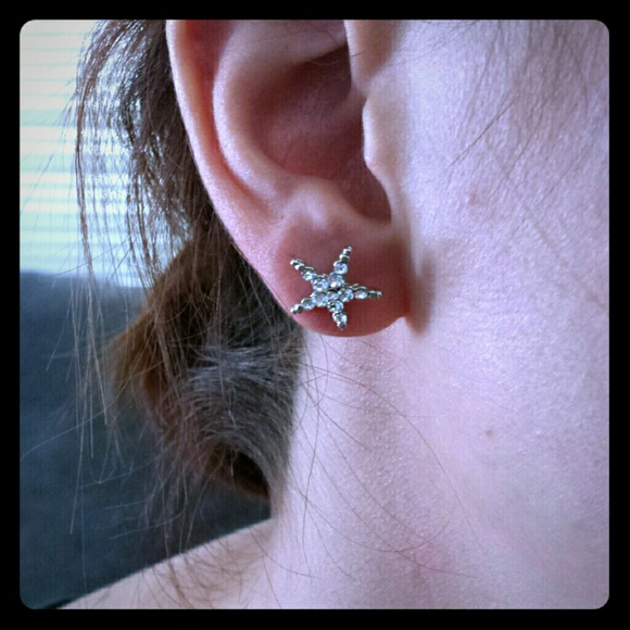 Star fish/star shape jeweled prong earrings