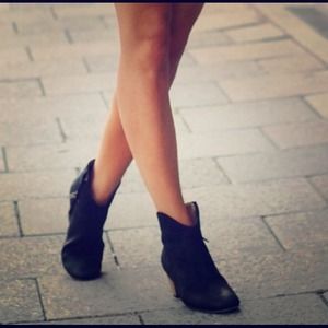 Schutz Dicker boots black suede