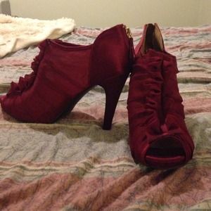 Nine West Burgundy Sheer Ruffled Chiffon Heels 👠
