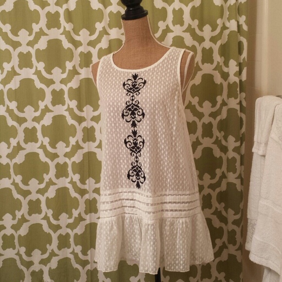 En Creme Dresses & Skirts - En Creme White Drop Waist Dress Black Embroidery