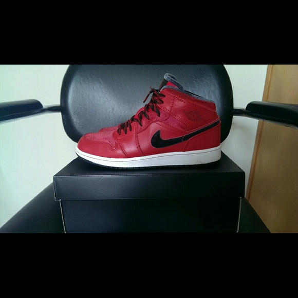 SOLD Nike Jordan 1 Premier - 7y / 8.5 women's