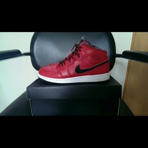 SOLD Nike Jordan 1 Premier - 7y / 8.5 women's