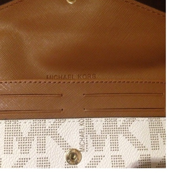 TRADED---MICHAEL KORS WHITE SLIM ENVELOPE WALLET - Picture 3 of 4