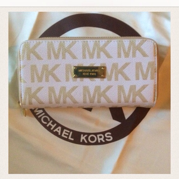 MICHAEL Michael Kors Clutches & Wallets - 🎁🎁🎁MK VANILLA WALLET🎁🎁🎁FLASH SALE 🎁🎁