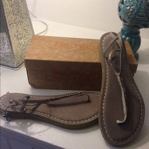 Bernardo size 10 t strap sandals. brown. NWOT.