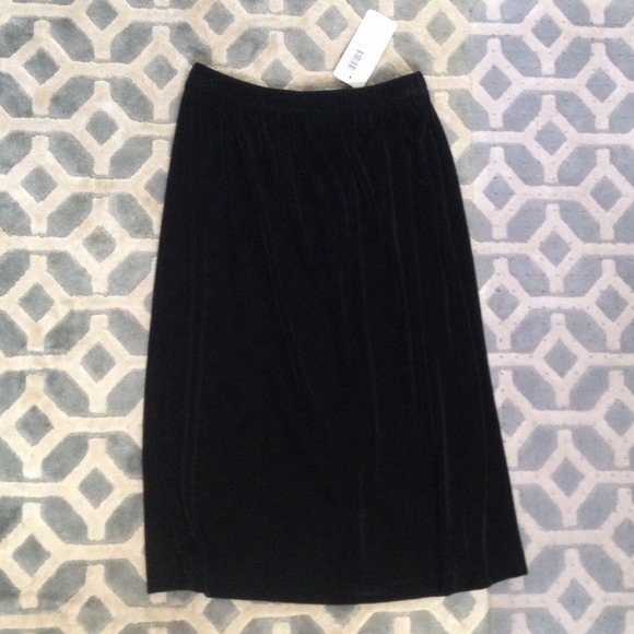 ✖️SOLD✖️Chico's Travelers Pencil Skirt in Black - Picture 2 of 3