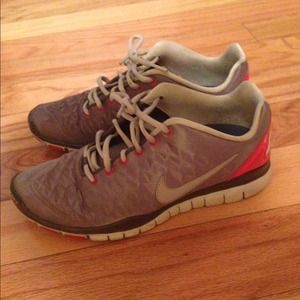 Nike free run tennis shoes