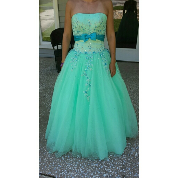 Formal/Prom Dress - Picture 2 of 4