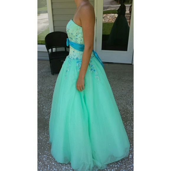 Formal/Prom Dress - Picture 3 of 4