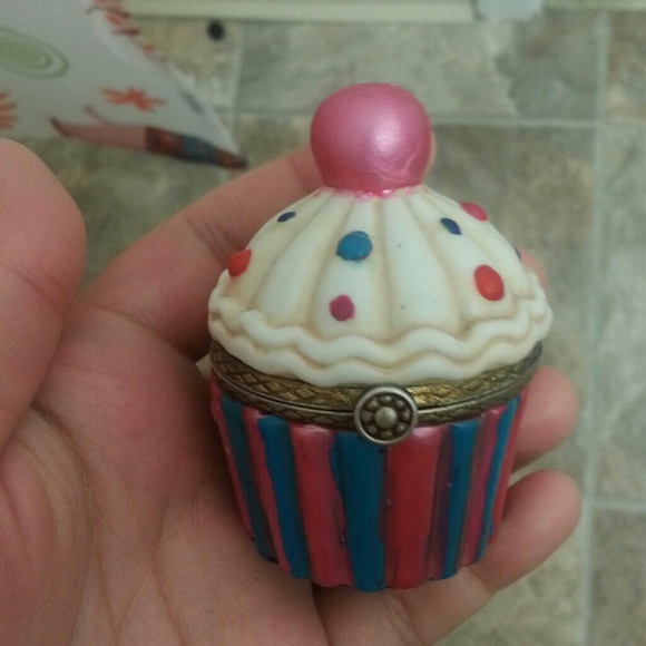 Hand painted cupcake(you can put stuff in there lo - Picture 1 of 2