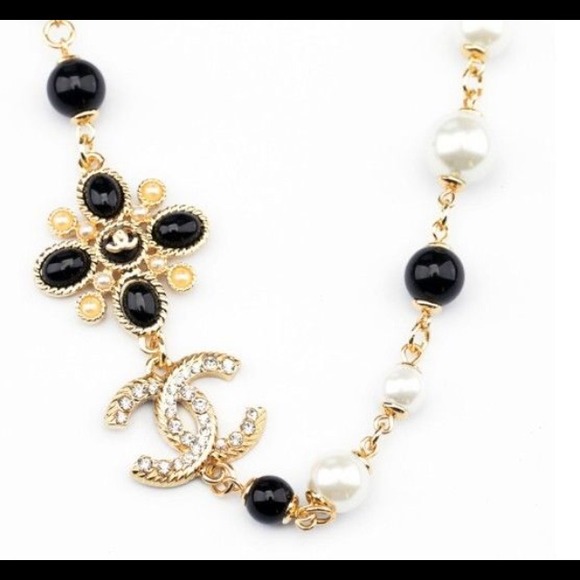 White and Black pearl Betsy Johnson necklace!