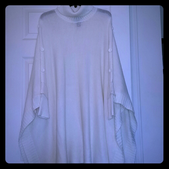 White knited poncho