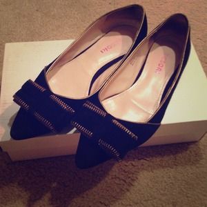 Chic pair of flats with beautiful bow detail!