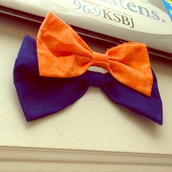 Two beautiful bows - Picture 1 of 3