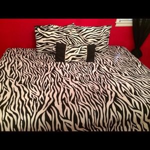 Zebra comforter set, NO TRADES!