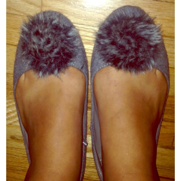 DOLLHOUSE grey flats w/ faux fur Pom ball - Picture 1 of 2