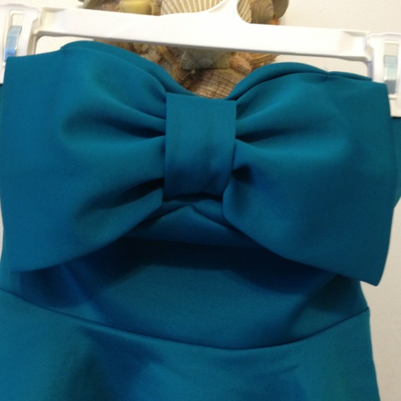 Strapless Teal bow peplum top - Picture 3 of 3