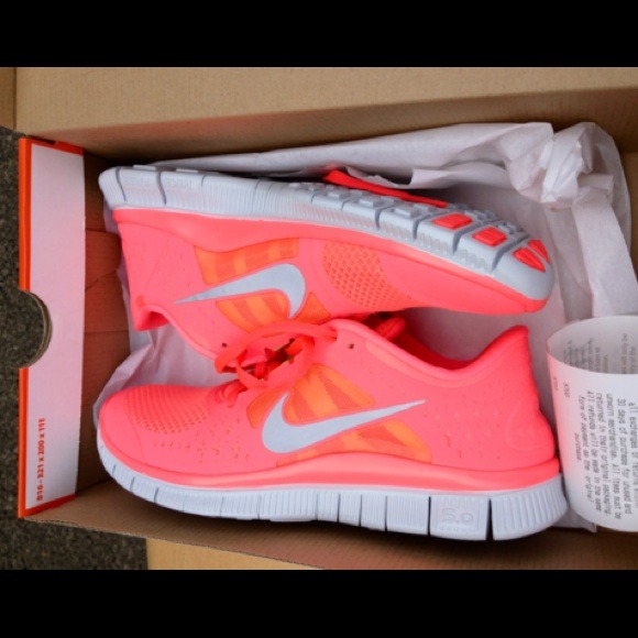 Nike Shoes - Nike Free Runs