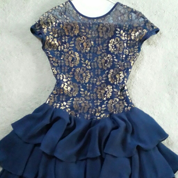 Dress with lace/gold "tinsel" - Picture 5 of 5