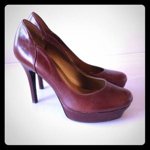 GUESS brown pumps!