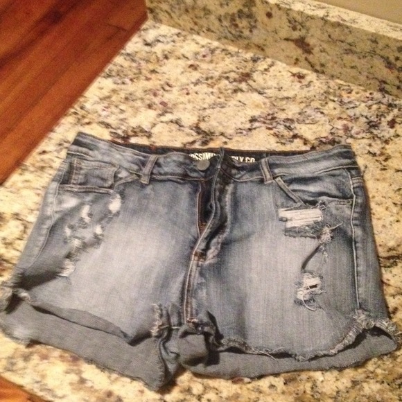 *MUST GO! MAKE OFR*Distressed high-waisted shorts.