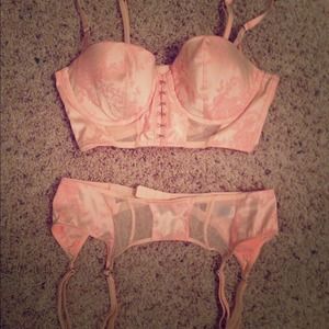 🎀Victoria Secrets bra & girdle. Brand new🎀