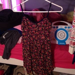 Veryyyy cute flowery dress.