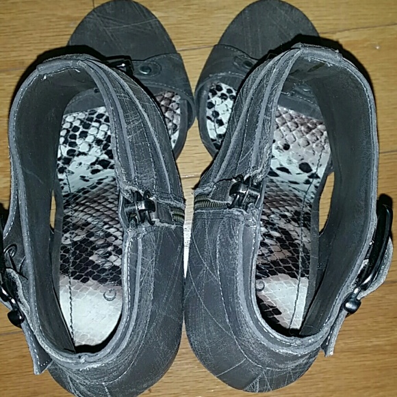 Heels - Picture 3 of 4