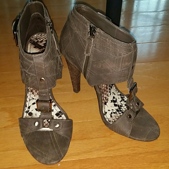 Heels - Picture 4 of 4