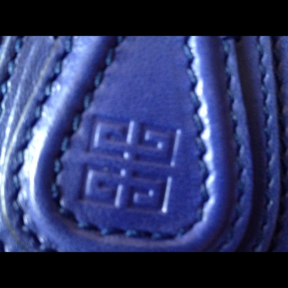 Givenchy - Picture 2 of 4