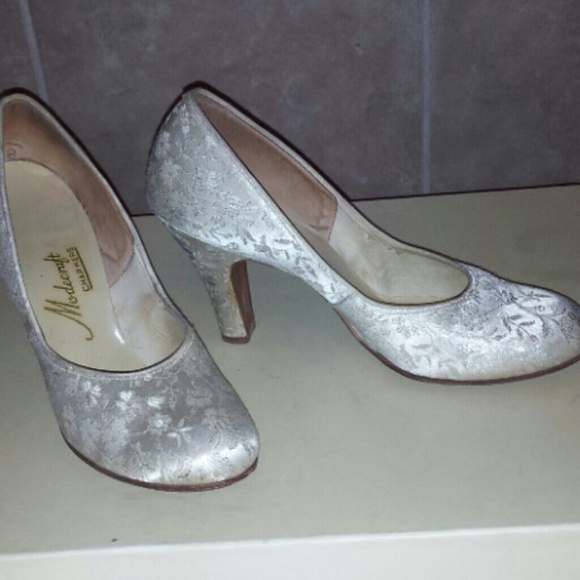 1950's Vintage beige satin pumps