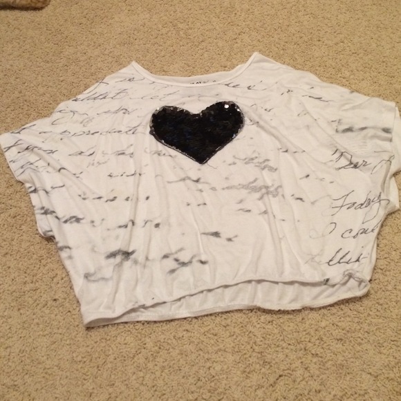 White short sleeve shirt with black heart