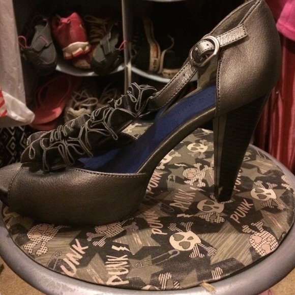 Grey heels - Picture 2 of 4