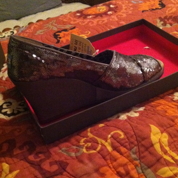 New with tags sparkle Toms wedges