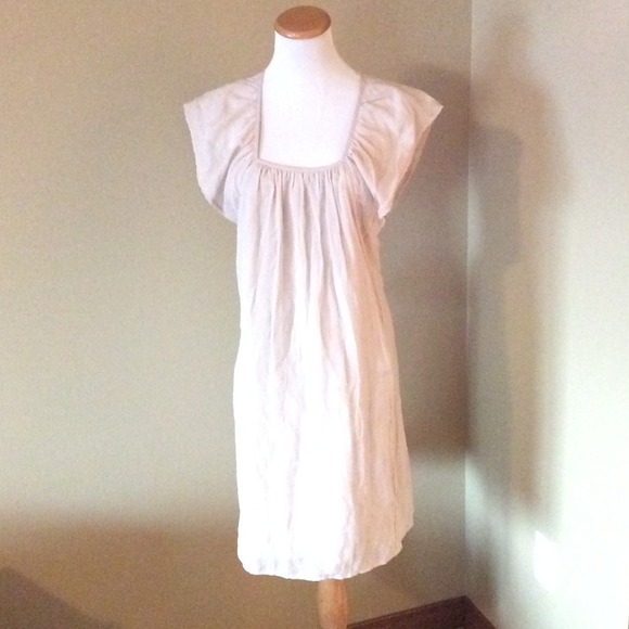 Flirty dress in a gorgeous greige color!