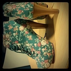 Sexy floral pumps