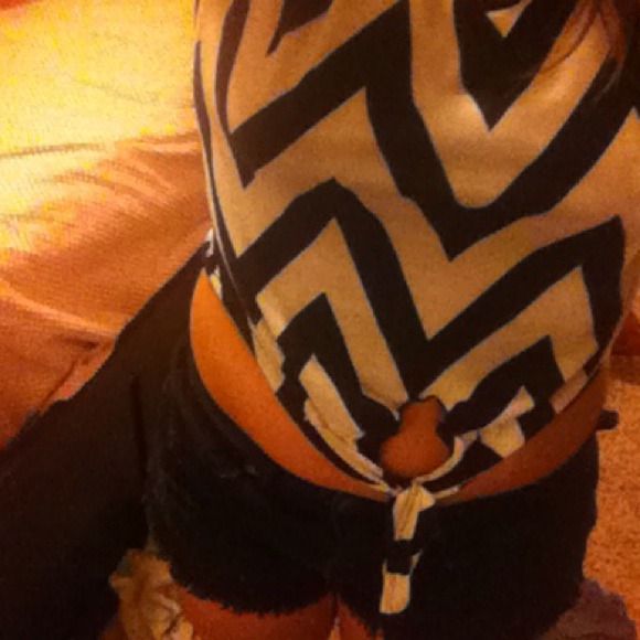 Super cute chevron shirt - Picture 2 of 2